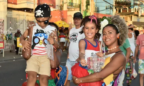 
				
					Palhaços do Rio Vermelho faz prévia do Carnaval e reúne centenas de foliões em Salvador
				
				