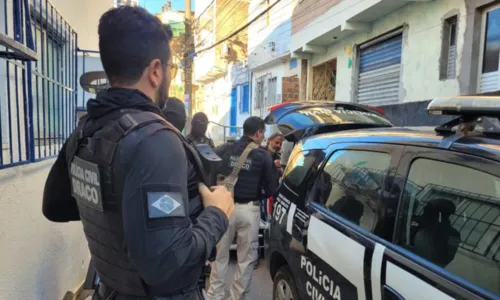 
				
					Dois homens e uma mulher são presos durante operação policial contra o tráfico de drogas em Salvador
				
				