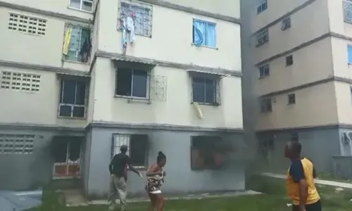 
				
					Jovem de 16 anos sofre queimaduras em 80% do corpo após incêndio atingir apartamento em Salvador
				
				