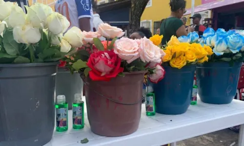 
				
					Vendedores de flores relatam baixo movimento em festa de Iemanjá; veja quanto custam as rosas
				
				