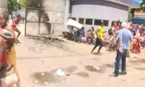 
				
					Agentes da Guarda Municipal jogam bomba contra ambulantes em frente à Semop, em Salvador; veja vídeo
				
				