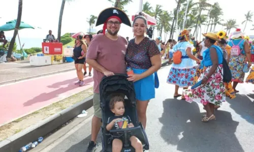 
				
					Fuzuê abre oficialmente pré-carnaval de Salvador e foliões usam criatividade em fantasias
				
				