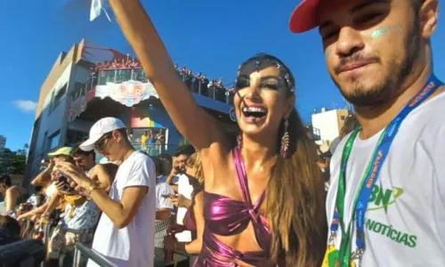 
				
					Fotos: veja os famosos que curtem o terceiro dia do Carnaval
				
				