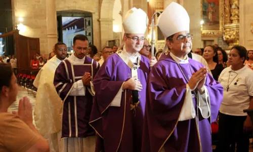 
				
					Fiéis lotam missa de Quarta-feira de Cinzas e iniciam Quaresma em Salvador
				
				