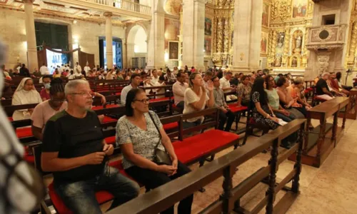 
				
					Fiéis lotam missa de Quarta-feira de Cinzas e iniciam Quaresma em Salvador
				
				