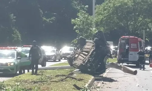 
				
					Motorista perde controle do carro e capota na Av. Luís Eduardo Magalhães
				
				