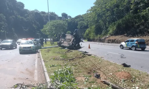 
				
					Motorista perde controle do carro e capota na Av. Luís Eduardo Magalhães
				
				