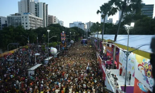 
				
					Após mais de 3h de atraso, BaianaSystem inicia desfile e arrasta multidão no circuito Osmar
				
				