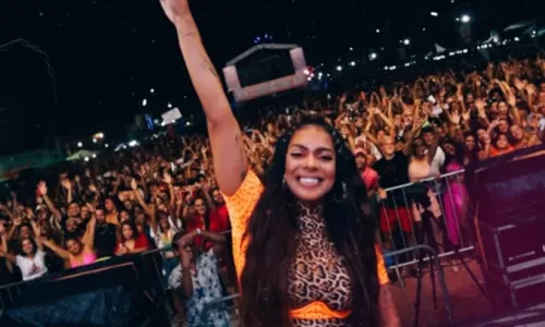 
				
					Após três anos, Tays Reis volta aos palcos na Bahia e faz show para 30 mil pessoas
				
				
