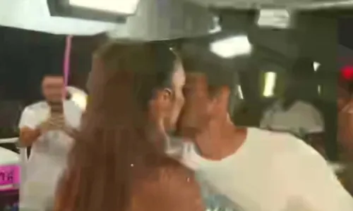 
				
					Ivete Sangalo dança e beija Daniel Cady em clima de romance no carnaval de Salvador
				
				
