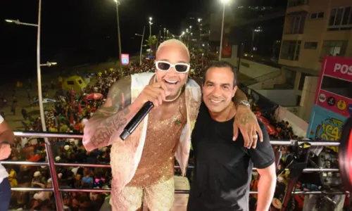 
				
					Vídeo: prefeito de Salvador dança sucesso de Léo Santana em cima de trio no Pipoco
				
				