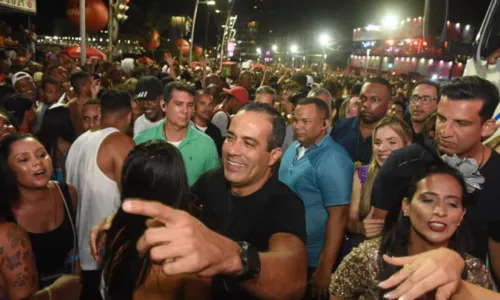 
				
					Vídeo: prefeito de Salvador dança sucesso de Léo Santana em cima de trio no Pipoco
				
				