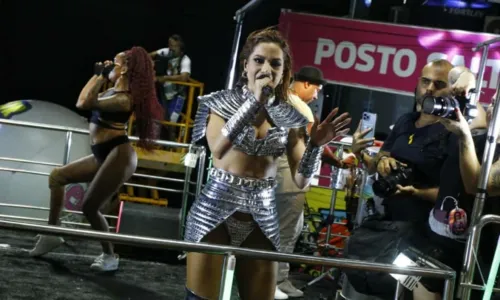 
				
					Anitta compartilha maratona de 24 horas de trabalho no Carnaval: 'Nem acreditei quando acordei viva'
				
				