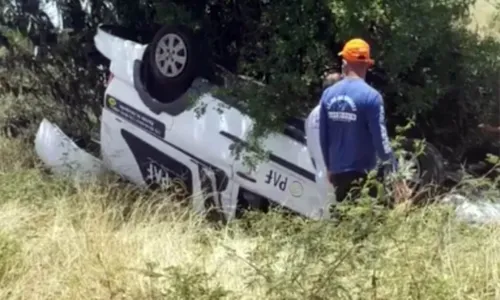 
				
					Motorista perde controle e carro funerário capota em rodovia do interior da Bahia
				
				