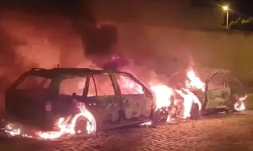 
				
					Jovem é preso após colocar fogo carros e quase incendiar viatura na porta de delegacia na Bahia
				
				