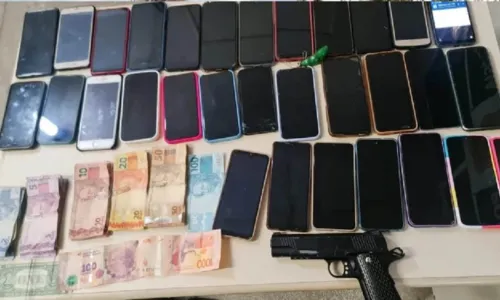 
				
					Grupo suspeito de praticar assalto é preso na BR-324 com mais de 30 celulares roubados
				
				