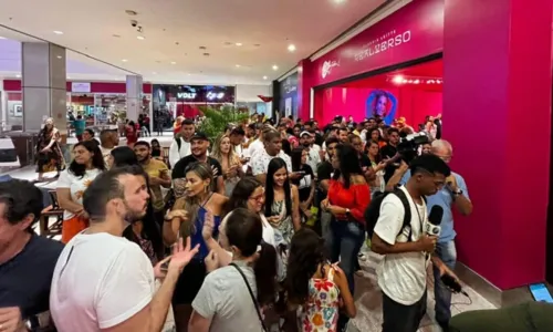 
				
					Claudia Leitte leva multidão para shopping de Salvador e se emociona com fãs: 'À flor da pele'
				
				