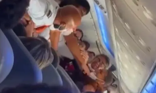 
				
					Confusão em voo que saía de Salvador aconteceu após menino com deficiência sentar em poltrona de outra passageira
				
				
