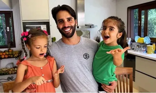 
				
					Daniel Cady, marido de Ivete, celebra aniversário das filhas gêmeas: 'Dois diamantes'
				
				