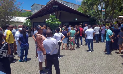 
				
					Jovem que morreu após pular de ferry boat é enterrado em Salvador
				
				