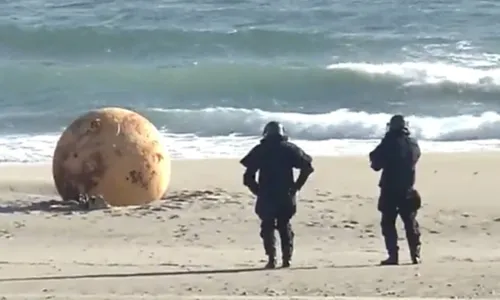 
				
					Esfera misteriosa de quase 2 metros aparece em praia do Japão
				
				