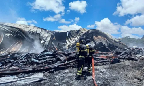 
				
					Bombeiros terminam rescaldo de incêndio que atingiu fábrica em Camaçari
				
				