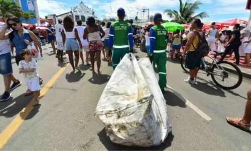 
				
					Mais de 80 toneladas de lixo são recolhidos no Rio Vermelho após Festa de Iemanjá
				
				