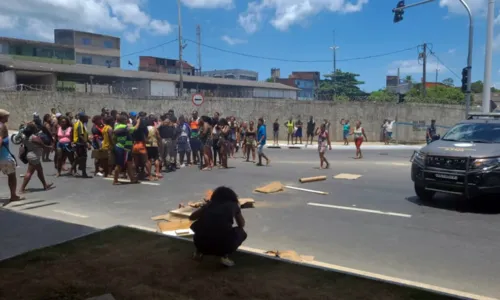 
				
					Ambulantes fazem manifestação e fecham rua após problemas em credenciamento para carnaval
				
				