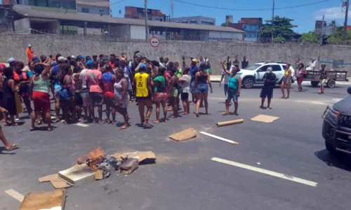 
				
					Ambulantes fazem manifestação e fecham rua após problemas em credenciamento para carnaval
				
				