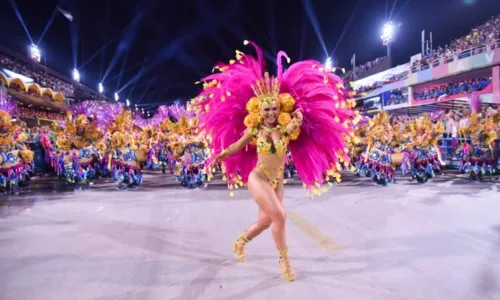 
				
					Galeria de fotos: famosas desfilam na 1ª noite das escolas de samba do Rio
				
				