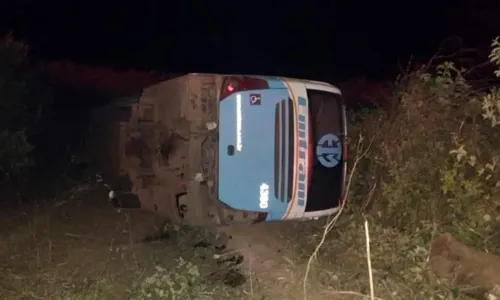 
				
					Cinco pessoas ficam feridas em acidente com ônibus no oeste da Bahia
				
				