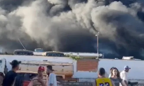 
				
					Ônibus pega fogo dentro de rodoviária de cidade do oeste da Bahia
				
				