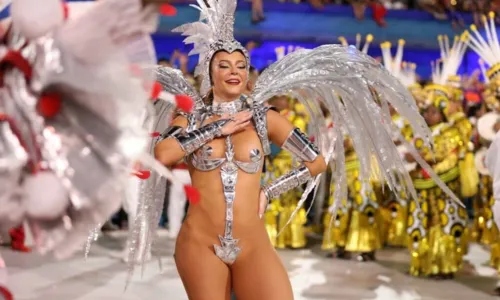 
				
					Galeria de fotos: famosas desfilam na 1ª noite das escolas de samba do Rio
				
				