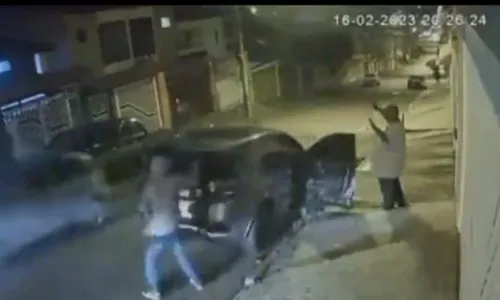 
				
					Péricles tem carro roubado na frente da família em São Paulo
				
				