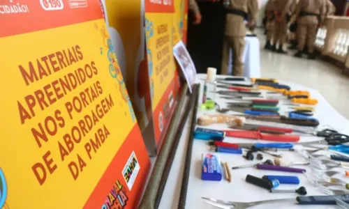 
				
					Pistola e mais de 30 facas são apreendidas em circuitos no 1° dia de carnaval de Salvador
				
				