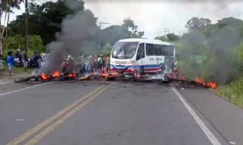
				
					Moradores do sul da Bahia bloqueiam trecho da BR-415 em protesto pela interrupção do aluguel social
				
				
