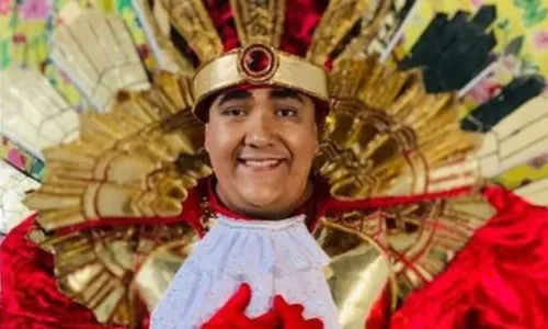 
				
					Produtor cultural é eleito Rei Momo de Salvador pela terceira vez
				
				