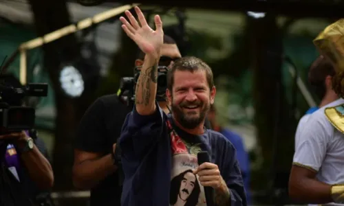 
				
					Saulo saúda e puxa palmas para ambulantes do carnaval de Salvador: 'Muito amor e muito respeito'
				
				