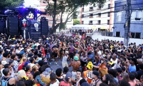
				
					Após mais de 3h de atraso, BaianaSystem inicia desfile e arrasta multidão no circuito Osmar
				
				