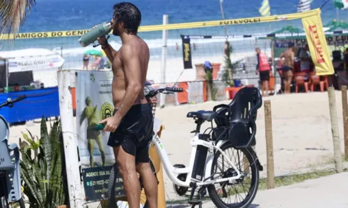 
				
					Sem Deborah Secco, Hugo Moura renova bronze em praia do RJ
				
				