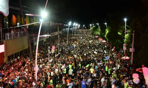 
				
					Léo Santana atrai milhares de foliões e faz Pipoco GG em Salvador
				
				
