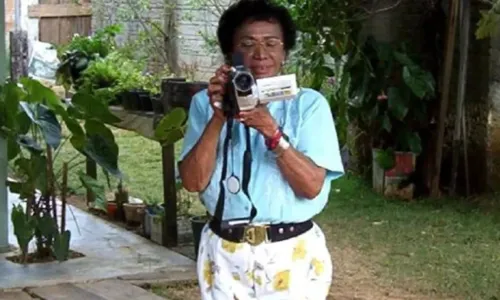 
				
					Morre na Bahia idosa que ficou famosa nos anos 2000 por filmar traficantes e policiais no RJ
				
				