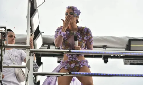 
				
					Claudia Leitte aposta em flores no figurino inspirado no olfato para o carnaval de Salvador
				
				