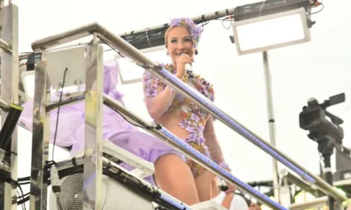 
				
					Claudia Leitte aposta em flores no figurino inspirado no olfato para o carnaval de Salvador
				
				