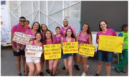 
				
					Fã de Claudia Leitte vai acompanhar cantora nos seis dias de carnaval: 'Onde posso estar com ela, estou'
				
				