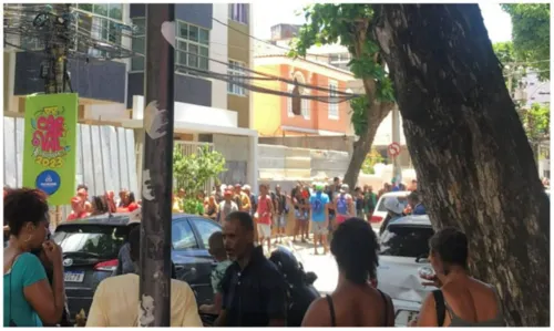 
				
					Cordeiros fazem fila para receber remuneração por trabalho no Carnaval de Salvador
				
				