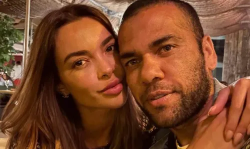 
				
					Esposa de Daniel Alves visita jogador na prisão: 'Não vou deixá-lo sozinho'
				
				