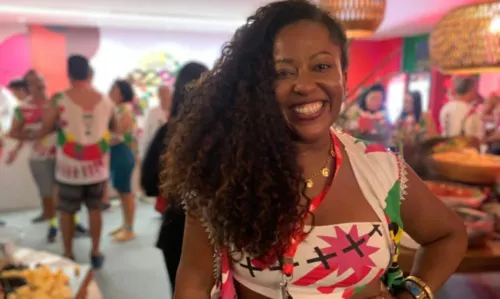 
				
					Tia Má celebra tom de esperança com o retorno do Carnaval: 'muita gente leva o 'de comer' para casa nessa folia'
				
				