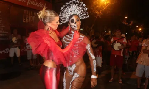 
				
					Após fantasias do É O Tchan, Lore Improta e Érika Januza quebram tudo em ensaio de rua; veja fotos
				
				