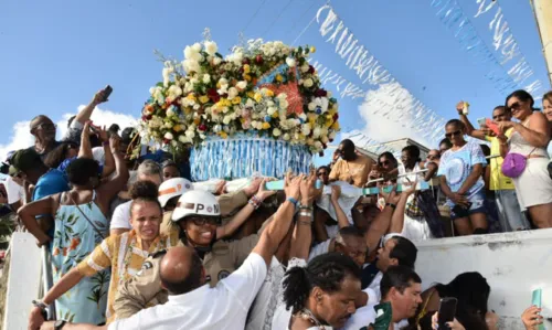 
				
					Cercado por multidão, balaio com presentes para Iemanjá é levado para o mar; veja fotos
				
				